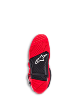 Bottes Alpinestars Tech 7, bottes de motocross, rouge vif, vue de dessous de la semelle extérieure, dotées d'un caoutchouc bi-composé rouge et noir, adhérence texturée pour les repose-pieds, logo Astar blanc et indicateur de limite d'usure visible.