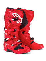 Bottes Alpinestars Tech 7, bottes de motocross, rouge vif, avec logo Astars blanc sur le tibia, système de fermeture à boucles argentées et noires, et coque de protection en TPU pour des performances tout-terrain