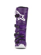 Alpinestars Tech 7 Laarzen, paarse motorcross laarzen, vooraanzicht, voorzien van vier zwarte gespen, wit Alpinestars logo op de scheenplaat, duurzame TPU-schaal en synthetische constructie voor off-road bescherming
