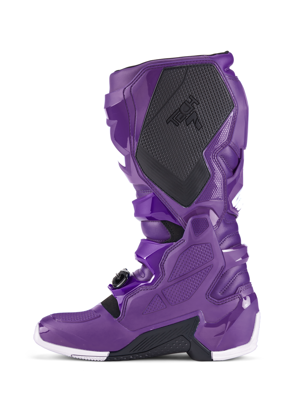 Alpinestars Tech 7 laarzen, paarse motorcrosslaarzen, zijaanzicht met zwarte getextureerde kuitbescherming en TECH 7-branding, paarse TPU-schaal, veilig gespsysteem en witte accenten op de zool, gespecialiseerd schoeisel voor off-road racen