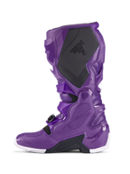 Alpinestars Tech 7 laarzen, paarse motorcrosslaarzen, zijaanzicht met zwarte getextureerde kuitbescherming en TECH 7-branding, paarse TPU-schaal, veilig gespsysteem en witte accenten op de zool, gespecialiseerd schoeisel voor off-road racen