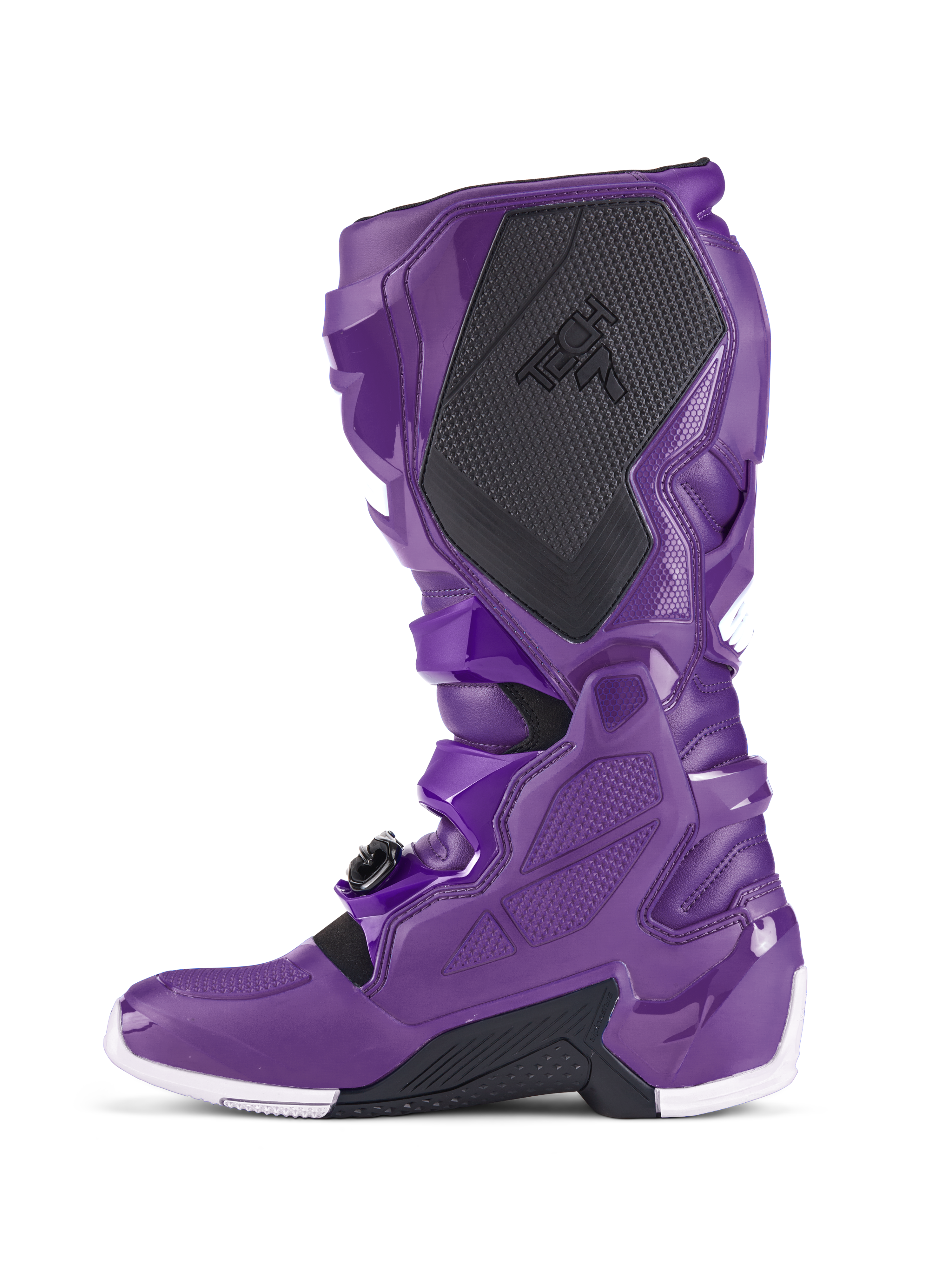 Alpinestars Tech 7 laarzen, paarse motorcrosslaarzen, zijaanzicht met zwarte getextureerde kuitbescherming en TECH 7-branding, paarse TPU-schaal, veilig gespsysteem en witte accenten op de zool, gespecialiseerd schoeisel voor off-road racen