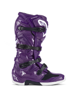 Alpinestars Tech 7 laarzen, motorcross- en off-roadlaarzen, glanzend paars met zwarte gespen en witte accenten, zijaanzicht, sluitsysteem met vier gespen, wit Star-logo op de hiel en het scheenbeen, duurzame TPU-constructie voor off-road prestaties