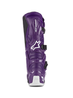 Alpinestars Tech 7 laarzen, motorcrosslaarzen, paars, achteraanzicht met wit Alpinestars-logo en Tech Series-branding op de hiel, zwarte gespsluitingen, duurzame TPU- en synthetische constructie voor off-road racen