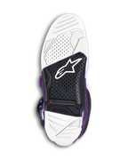 Alpinestars Tech 7 laarzen, paarse motorcrosslaarzen, onderaanzicht van de zool met wit en zwart dual-compound gevulkaniseerd rubber, voorzien van het Alpinestars-logo en een zichtbare rode slijtage-indicator voor off-road prestaties