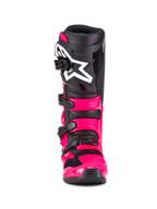 Bottes Alpinestars Tech 7, bottes de motocross, Diva Pink Black, vue de face, dotées d'une coque et de sangles en TPU rose vif, d'une plaque tibiale noire avec un grand logo étoilé Alpinestars blanc et de boucles noires sécurisées.