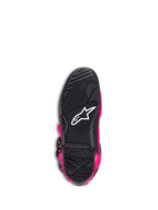 Bottes Alpinestars Tech 7, bottes de motocross, rose Diva et noir, vue de dessous de la semelle extérieure montrant la semelle en caoutchouc texturé noir, le logo Alpinestars blanc et l'indicateur de limite d'usure, chaussures tout-terrain haute performance