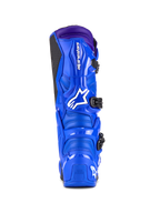 Alpinestars Tech 7 laarzen, motorcrosslaarzen, blauw met paarse accenten, achteraanzicht met de TPU-bescherming, wit Alpinestars-logo op de hiel en zwart grippaneel aan de zijkant, hoogwaardig off-road schoeisel