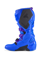 Alpinestars Tech 7 motorcrosslaarzen, blauw, zijprofiel, voorzien van versterkte TPU-bescherming, groot zwart getextureerd mediaal grippaneel met TECH 7-branding, donkerpaarse riemaccenten en duurzame zwarte zoolsecties