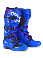 Alpinestars Tech 7 laarzen, motorcrosslaarzen, blauw en paars, met witte Alpinestars-logo's, TPU-beschermingspanelen, sluitingssysteem met vier gespen en robuust off-road zoolontwerp