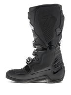 Bottes Alpinestars Tech 7 Enduro, Noir, vue de profil mettant en évidence la face médiale avec insert en caoutchouc alvéolé, panneaux de protection en TPU et système de fermeture à boucles pour la performance motocross tout-terrain