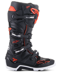 Alpinestars Bottes Tech 7 Enduro, bottes de motocross tout-terrain, noir et rouge fluo, système de fermeture à quatre boucles avec touches argentées, semelle robuste blanche et noire, logo Alpinestars sur le bout et le côté, protection de qualité professionnelle pour l'enduro et le trail