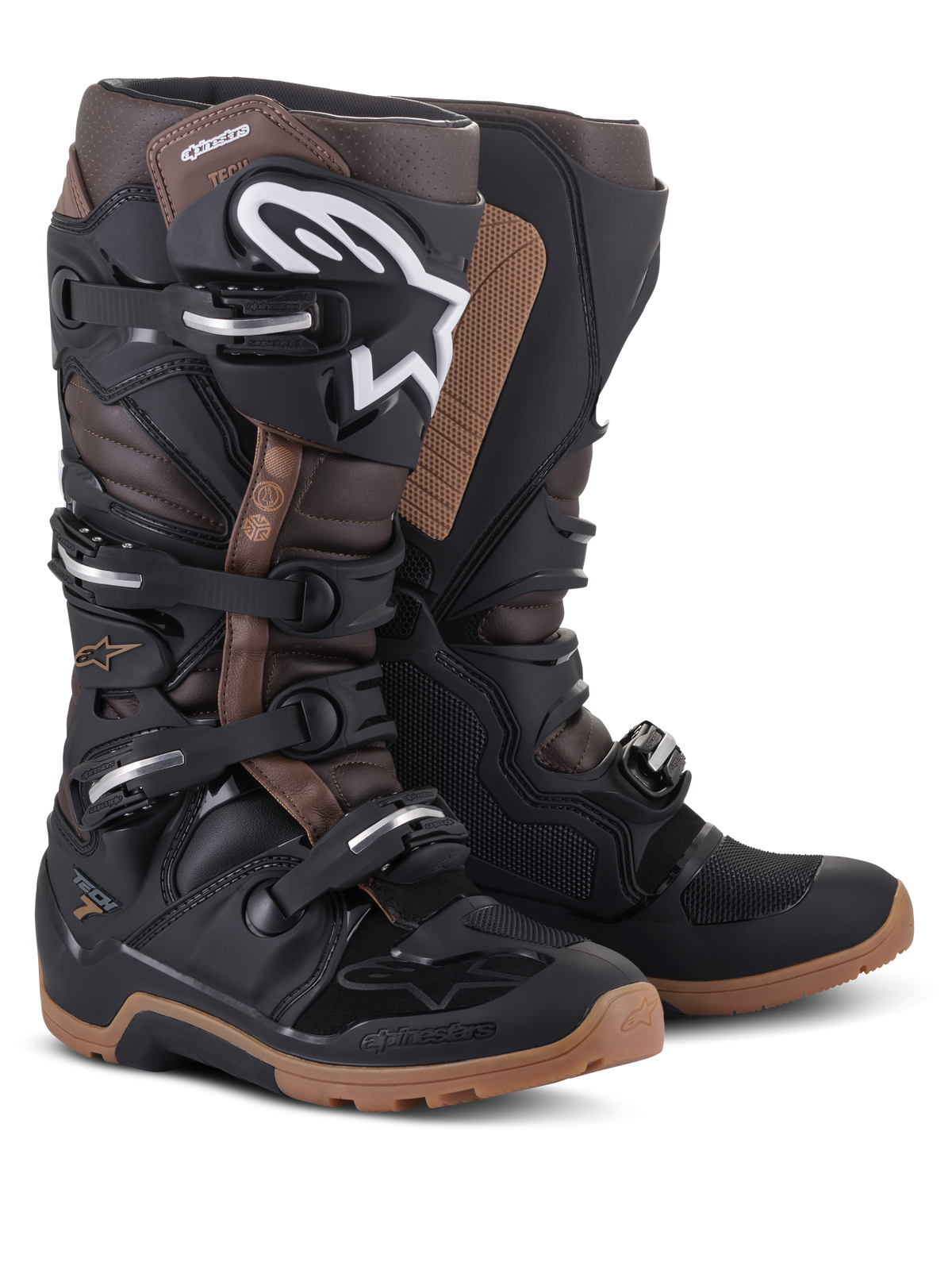 Bottes Alpinestars Tech 7 Enduro, noir et marron foncé, bottes de moto tout-terrain avec logo Alpinestars blanc sur le tibia, système de fermeture à quatre boucles et semelles robustes couleur marron clair.