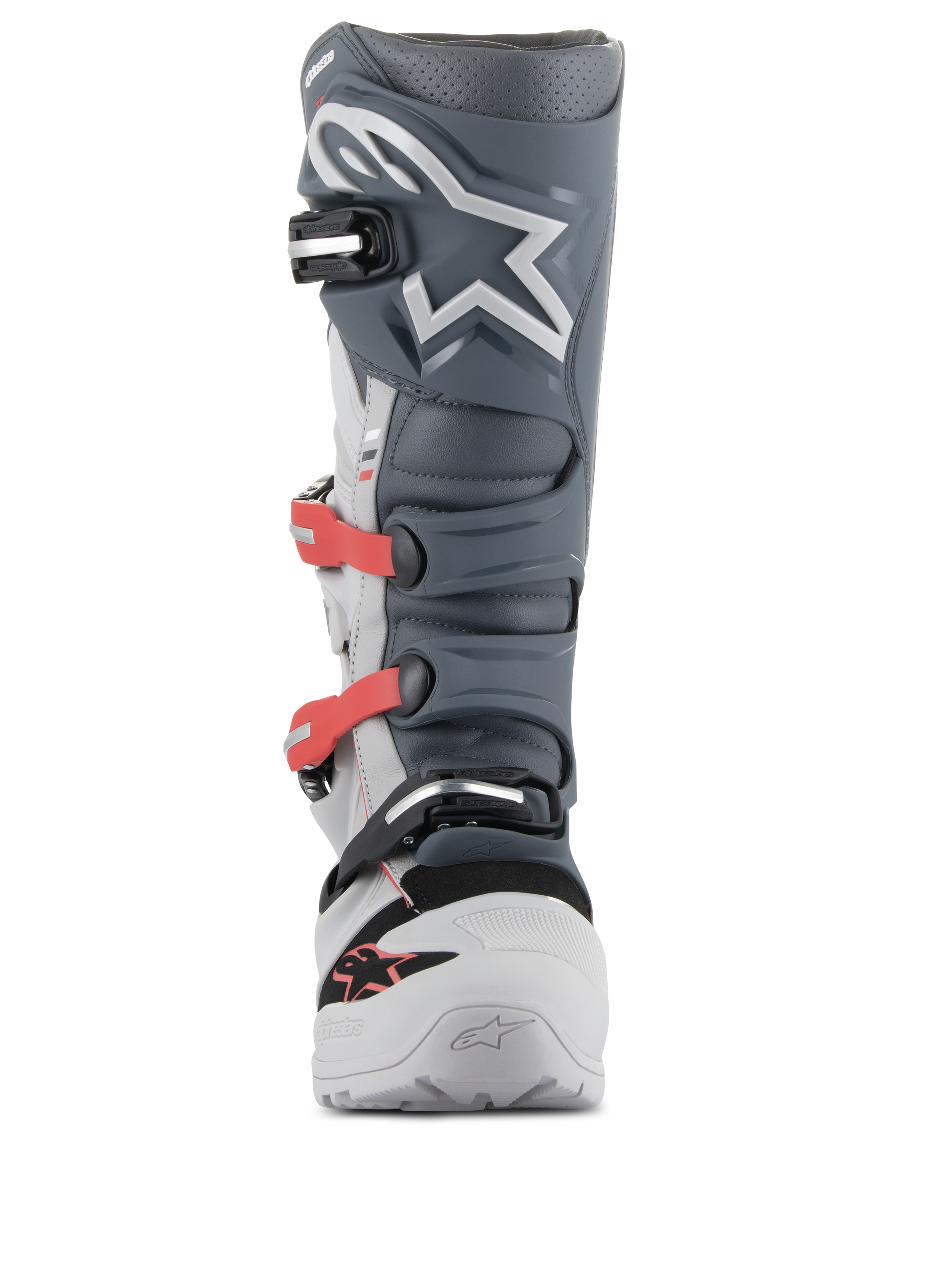Bottes Alpinestars Tech 7 Enduro, bottes de motocross et d'enduro, gris clair, gris foncé et rouge vif, vue de face présentant un système de boucles avancé avec des sangles rouges, une plaque tibiale en TPU gris foncé avec logo étoile blanc et un châssis gris clair durable.