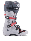 Bottes Alpinestars Tech 7 Enduro, bottes de moto tout-terrain, gris clair et gris foncé avec des accents rouge vif, vue latérale avec système de fermeture à boucles multiples, pivot biomécanique pour la stabilité et panneaux de protection en TPU renforcé, semelle robuste spécifique à l'enduro, équipement haute performance pour le motocross et le trail.