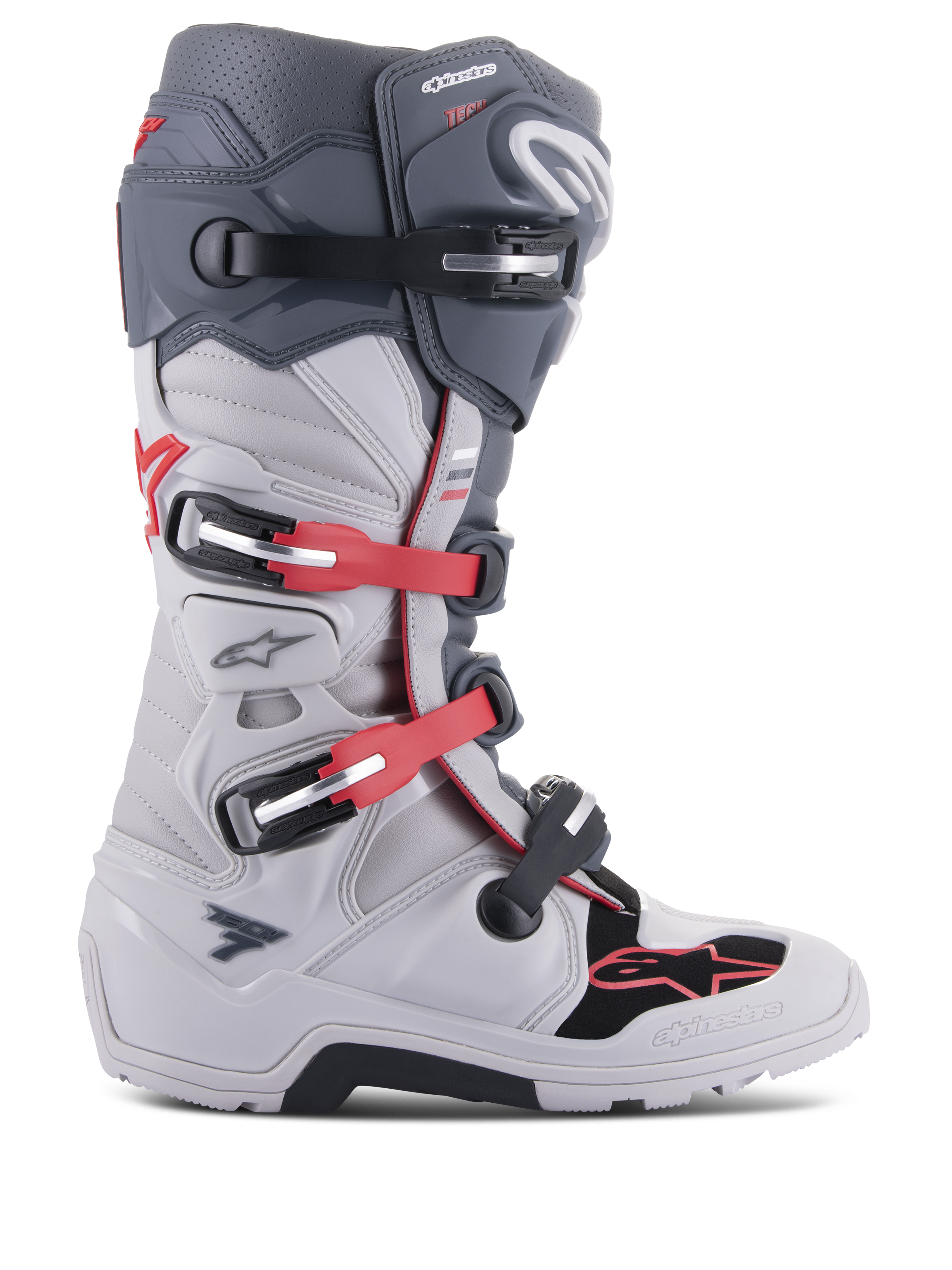 Alpinestars Tech 7 Enduro laarzen, off-road motorlaarzen, lichtgrijs en donkergrijs met felrode accenten, zijaanzicht met een meervoudig gespsluitingssysteem, biomechanisch scharnier voor stabiliteit, versterkte TPU-beschermingspanelen en een robuuste enduro-specifieke zool, hoogwaardige uitrusting voor motorcross en trailrijden.