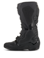 Bottes Alpinestars Tech 7 Enduro Drystar®, noires, vue de profil montrant la zone médiale avec panneaux d'adhérence texturés en nid d'abeille et logo « 7 », chaussures de moto tout-terrain imperméables pour la course d'enduro.