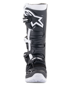 Alpinestars Tech 7 Enduro Drystar® laarzen, enduro motorlaarzen, zwart en wit, met een groot wit Alpinestars-logo op de scheenplaat, sluitingssysteem met vier gespen en robuuste witte zool, ontworpen voor off-road prestaties