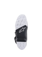 Alpinestars Tech 7 Enduro Drystar® laarzen, detailaanzicht van de zool, zwart en witte rubbercompound met dubbele dichtheid en hoge grip, voorzien van het Alpinestars-logo en vervangbaar voetsteun-inzetstuk, ontworpen voor off-road en enduro tractie.