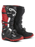 Bottes Alpinestars Honda Tech 7 Enduro Drystar®, bottes de moto d'enduro, noir et rouge vif, vue de trois-quarts avant avec système de fermeture à quatre boucles, protège-tibias et semelles rouges à haute adhérence, logos Honda et Alpinestars bien visibles.
