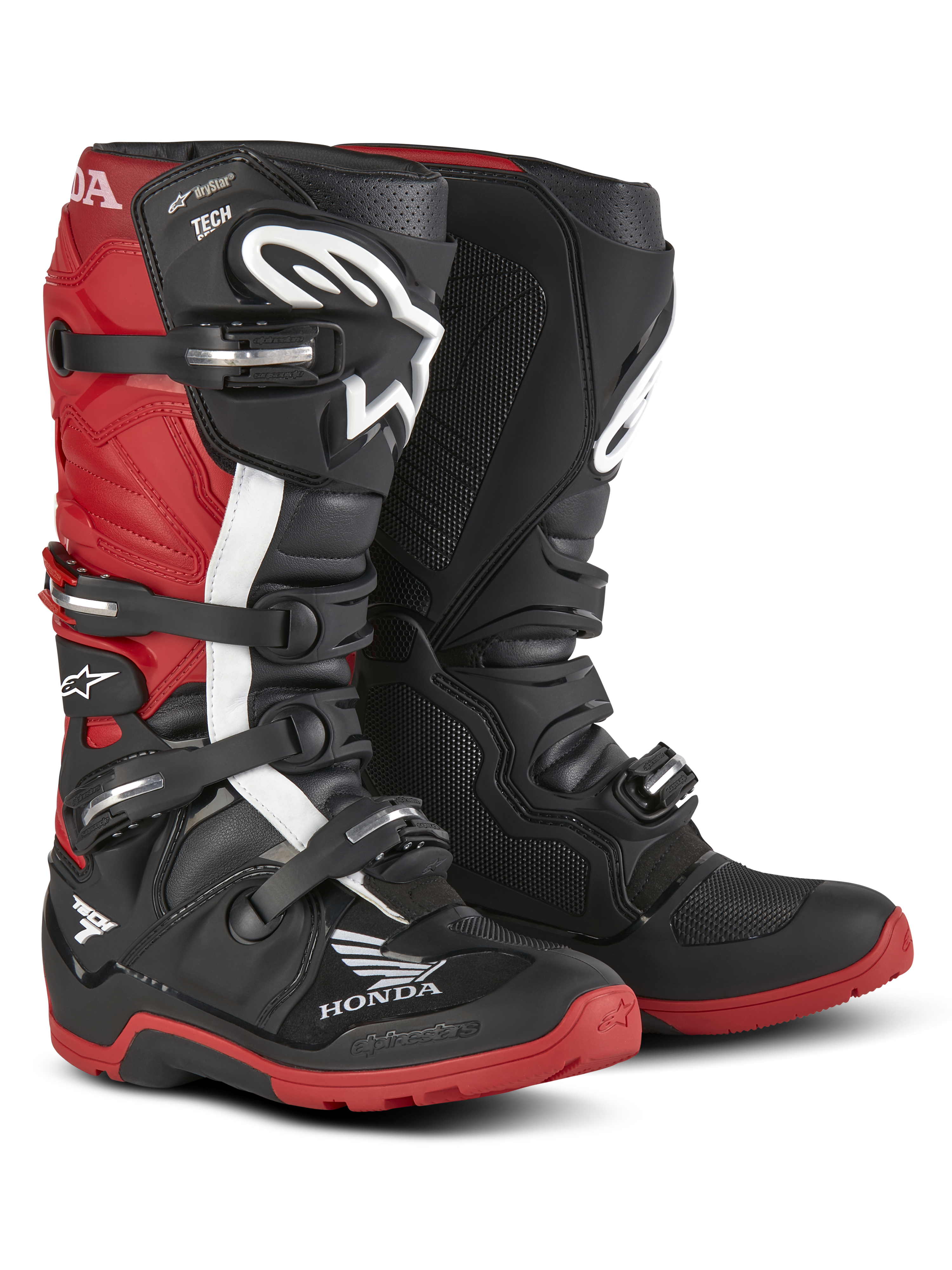 Bottes Alpinestars Honda Tech 7 Enduro Drystar®, bottes de moto d'enduro, noir et rouge vif, vue de trois-quarts avant avec système de fermeture à quatre boucles, protège-tibias et semelles rouges à haute adhérence, logos Honda et Alpinestars bien visibles.