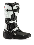 Alpinestars Tech 3 laarzen, motorcrosslaarzen, zwart en wit, zijaanzicht met een sluitingssysteem met drie gespen, beschermende TPU-panelen en een duurzame synthetische constructie voor off-road racen