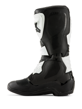 Bottes Alpinestars Tech 3, bottes de motocross, noir et blanc, profil latéral médial présentant des panneaux de préhension texturés, des protections en TPU et une construction en microfibre durable, équipement tout-terrain de qualité professionnelle.