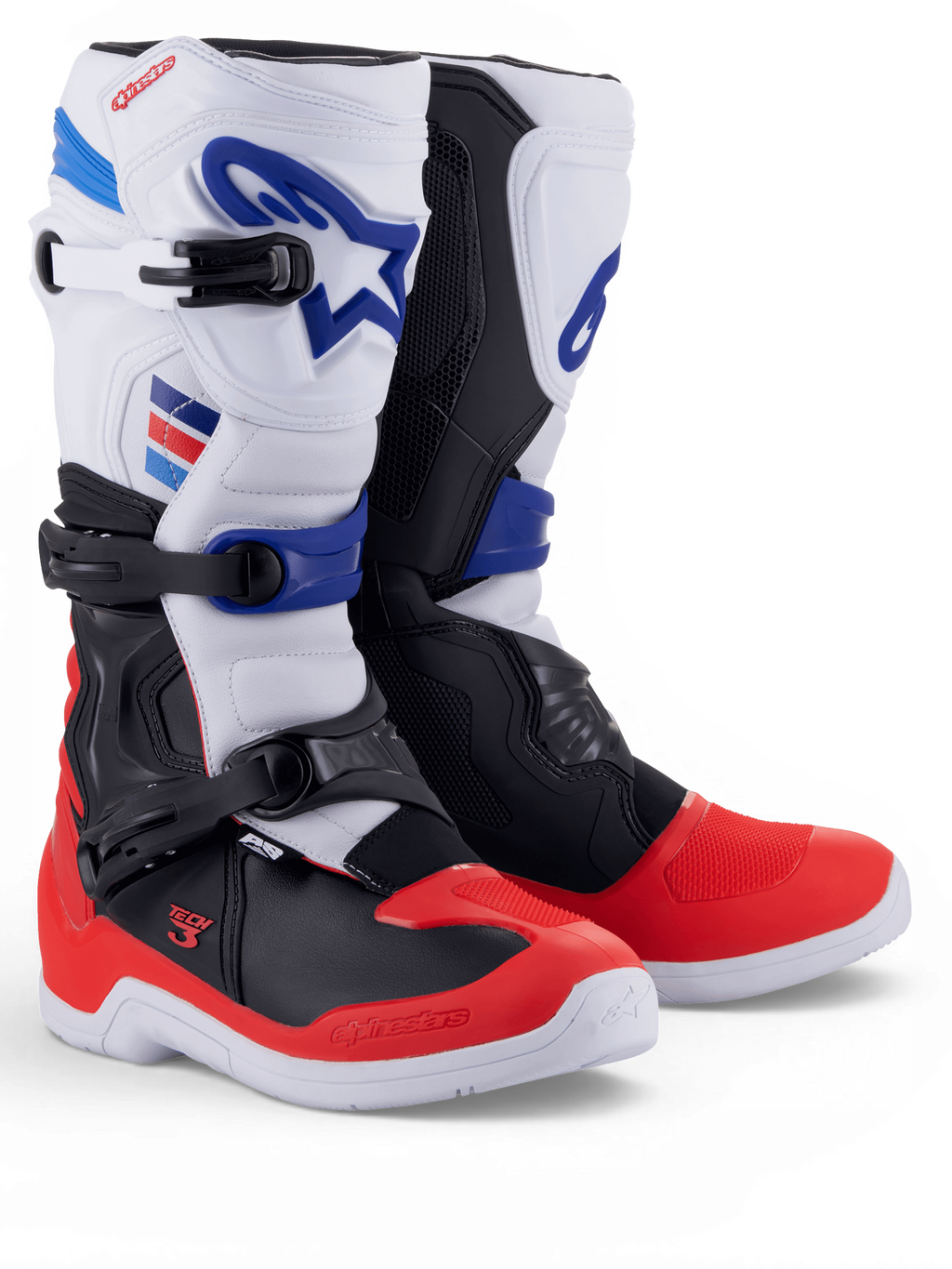 Alpinestars Tech 3, bottes de motocross blanches et rouge vif avec accents bleu foncé et fermetures à triple boucle, présentées par paire