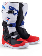 Alpinestars Tech 3, bottes de motocross blanches et rouge vif avec accents bleu foncé et fermetures à triple boucle, présentées par paire