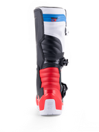 Alpinestars Bottes Tech 3, bottes de motocross tout-terrain vues de dos, blanches avec accents rouge vif et bleu foncé, construction protectrice en TPU et fermeture à boucles