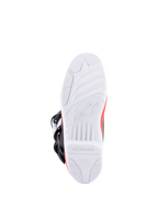 Alpinestars Tech 3, bottes de motocross vues de dessous, semelle extérieure blanche à haute adhérence, accents rouge vif et bleu foncé, boucles noires