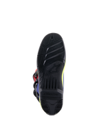 Alpinestars Tech 3 laarzen, motorcrosslaarzen, felrood, donkerblauw en geel fluo, detailopname van de zwarte rubberen buitenzool met hoge grip, getextureerde loopvlakpatronen en Alpinestars-logo in reliëf voor verbeterde controle op de voetsteunen.