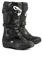 Alpinestars Tech 3 Stiefel, schwarze Motocross-Stiefel, Offroad-Performance-Schuhwerk, Dreifach-Schnallen-Verschlusssystem, TPU-verstärkte Schienbeinplatte mit weißem Logo-Branding, langlebige High-Grip-Sohle, leichte Mikrofaser-Konstruktion