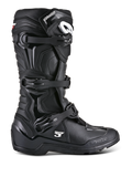 Bottes Alpinestars Tech 3 Enduro, bottes de moto tout-terrain noires, profil latéral montrant le système de fermeture à triple boucle, panneaux de protection en TPU renforcés, semelle à crampons haute adhérence et marquage Alpinestars blanc.