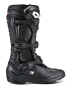 Bottes Alpinestars Tech 3 Enduro, bottes de moto tout-terrain noires, profil latéral montrant le système de fermeture à triple boucle, panneaux de protection en TPU renforcés, semelle à crampons haute adhérence et marquage Alpinestars blanc.