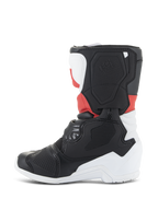 Alpinestars Kids Tech 3S laarzen, motorcrosslaarzen, wit, zwart en felrood, zijaanzicht met beschermende TPU-panelen, versterkte teen en hiel, en getextureerd lateraal blad-ontwerp voor off-road racing.