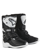 Bottes Alpinestars Tech 3S pour enfant, bottes de motocross, noir et blanc, avec plaques de tibia en TPU blanc et logos Alpinestars noirs, boucles réglables et fermetures auto-agrippantes, semelles extérieures en caoutchouc durable pour la protection tout-terrain des jeunes pilotes.