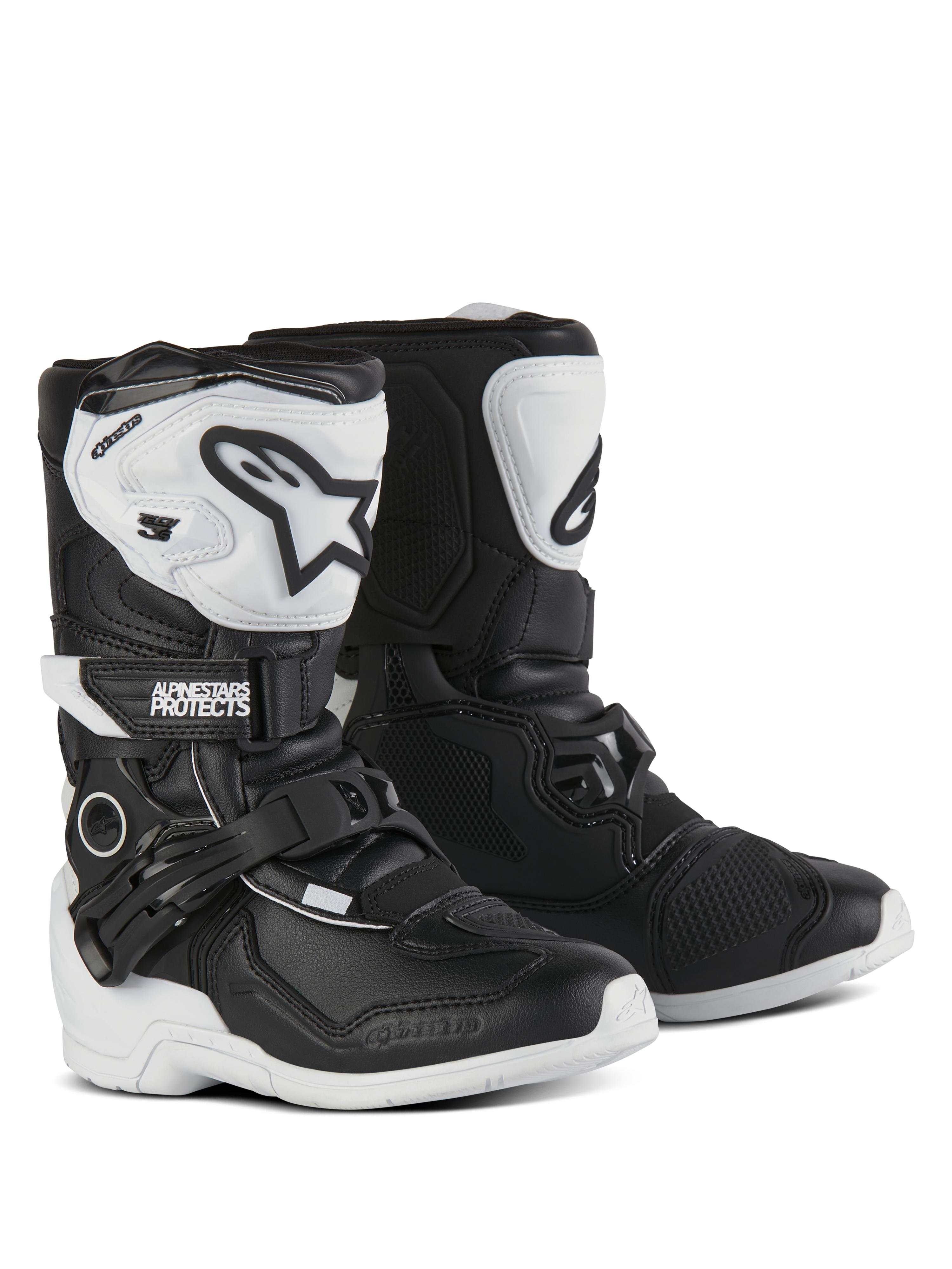 Bottes Alpinestars Tech 3S pour enfant, bottes de motocross, noir et blanc, avec plaques de tibia en TPU blanc et logos Alpinestars noirs, boucles réglables et fermetures auto-agrippantes, semelles extérieures en caoutchouc durable pour la protection tout-terrain des jeunes pilotes.