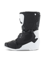Bottes Alpinestars Kids Tech 3S, bottes de motocross, blanc et noir, vue de profil mettant en évidence les plaques de protection en TPU, la construction robuste en microfibre et le design multi-panneaux pour les jeunes pilotes de motocross.