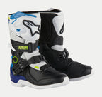 Alpinestars Kids Tech 3S laarzen, motorcrosslaarzen voor kinderen, wit, zwart en Enamel blauw, met witte en zwarte beschermingspanelen, blauwe accenten op de hiel en bovenkant, neongele branding en een veilig gespsluitingssysteem.