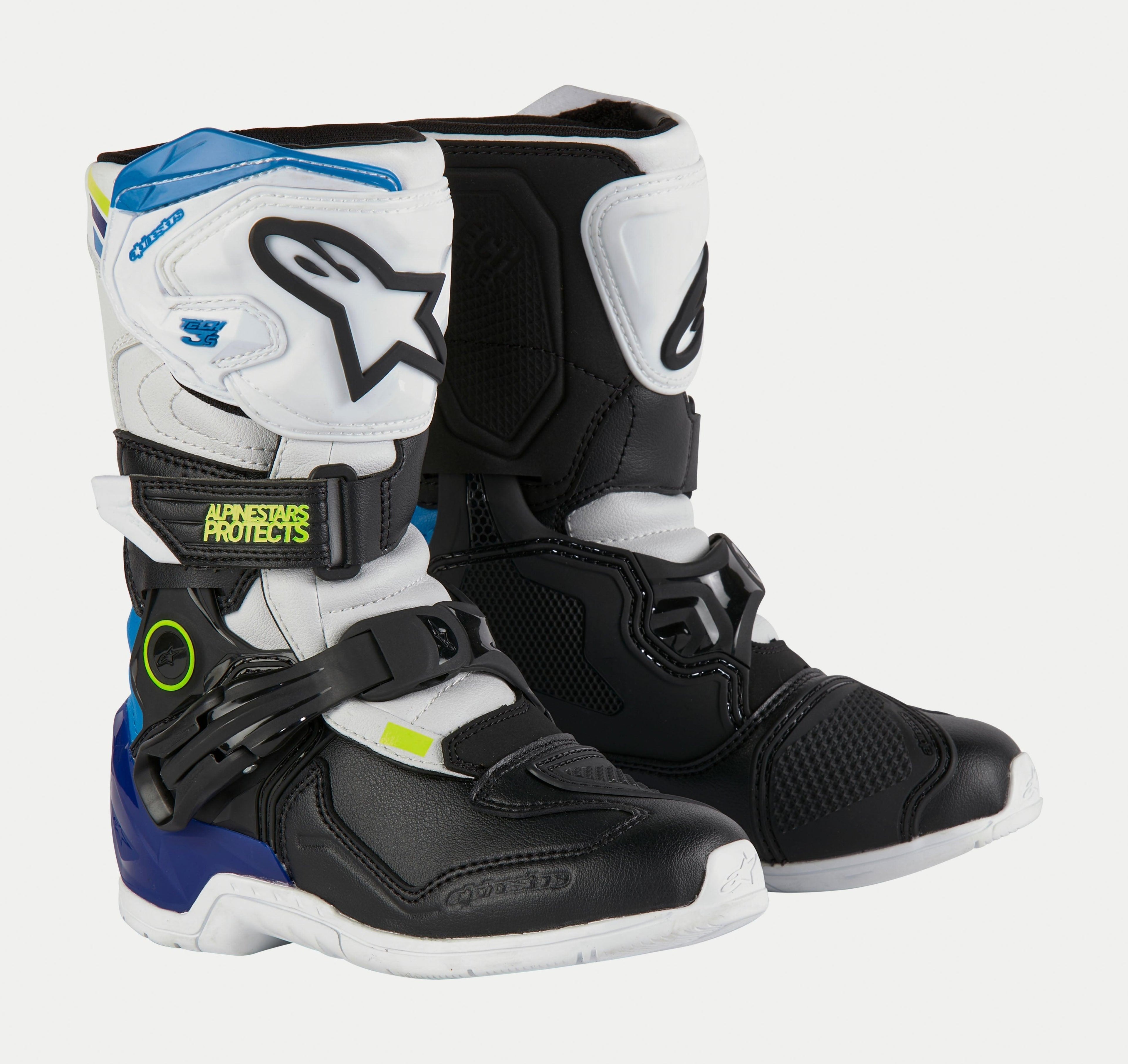 Alpinestars Kids Tech 3S laarzen, motorcrosslaarzen voor kinderen, wit, zwart en Enamel blauw, met witte en zwarte beschermingspanelen, blauwe accenten op de hiel en bovenkant, neongele branding en een veilig gespsluitingssysteem.