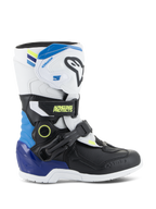 Alpinestars Kids Tech 3S motorlaarzen, jeugd motorcrosslaarzen, wit en zwart met blauwe en gele accenten, zijaanzicht met beschermende gespen en een robuuste zool, off-road raceschoeisel