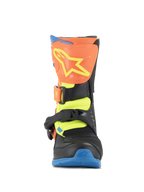 Bottes Alpinestars Kids Tech 3S, bottes de motocross, orange fluo, bleu émail et jaune fluo, vue de face présentant une plaque de tibia orange avec un logo d'étoile jaune, des fermetures à boucles noires et une semelle bleue, chaussures de protection tout-terrain pour jeunes pilotes