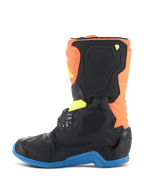 Bottes Alpinestars Kids Tech 3S, bottes de motocross, orange fluo, bleu émail et jaune fluo, vue de profil avec panneaux de protection noirs, semelle bleue et tige orange, conçues pour les courses tout-terrain des jeunes pilotes
