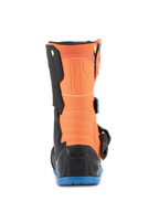 Bottes Alpinestars Kids Tech 3S, bottes de motocross pour enfant, orange fluo et bleu émail, vue arrière montrant le panneau orange au mollet, la protection de talon noire et la semelle extérieure en caoutchouc bleu.