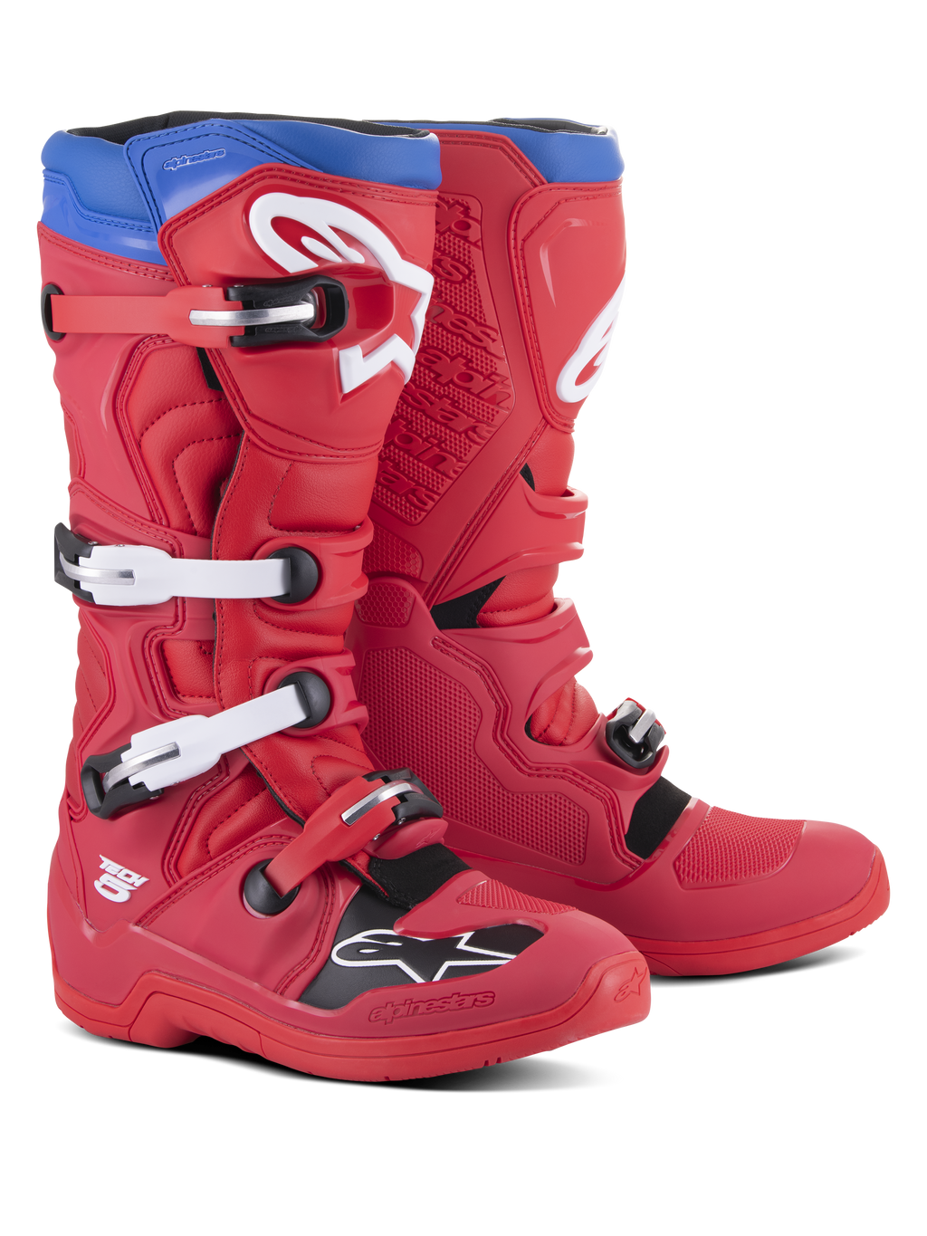 Alpinestars Tech 5 laarzen, motorcrosslaarzen, helderrood en alpine blauw, voorzien van vier witte verstelbare gespen, wit Alpinestars-logo op de scheen en neus, blauwe bovenkraag en zwarte beschermingspanelen, ontworpen voor off-road prestaties en duurzaamheid