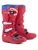 Alpinestars Tech 5 laarzen, motorcrosslaarzen, helderrood en alpine blauw, voorzien van vier witte verstelbare gespen, wit Alpinestars-logo op de scheen en neus, blauwe bovenkraag en zwarte beschermingspanelen, ontworpen voor off-road prestaties en duurzaamheid
