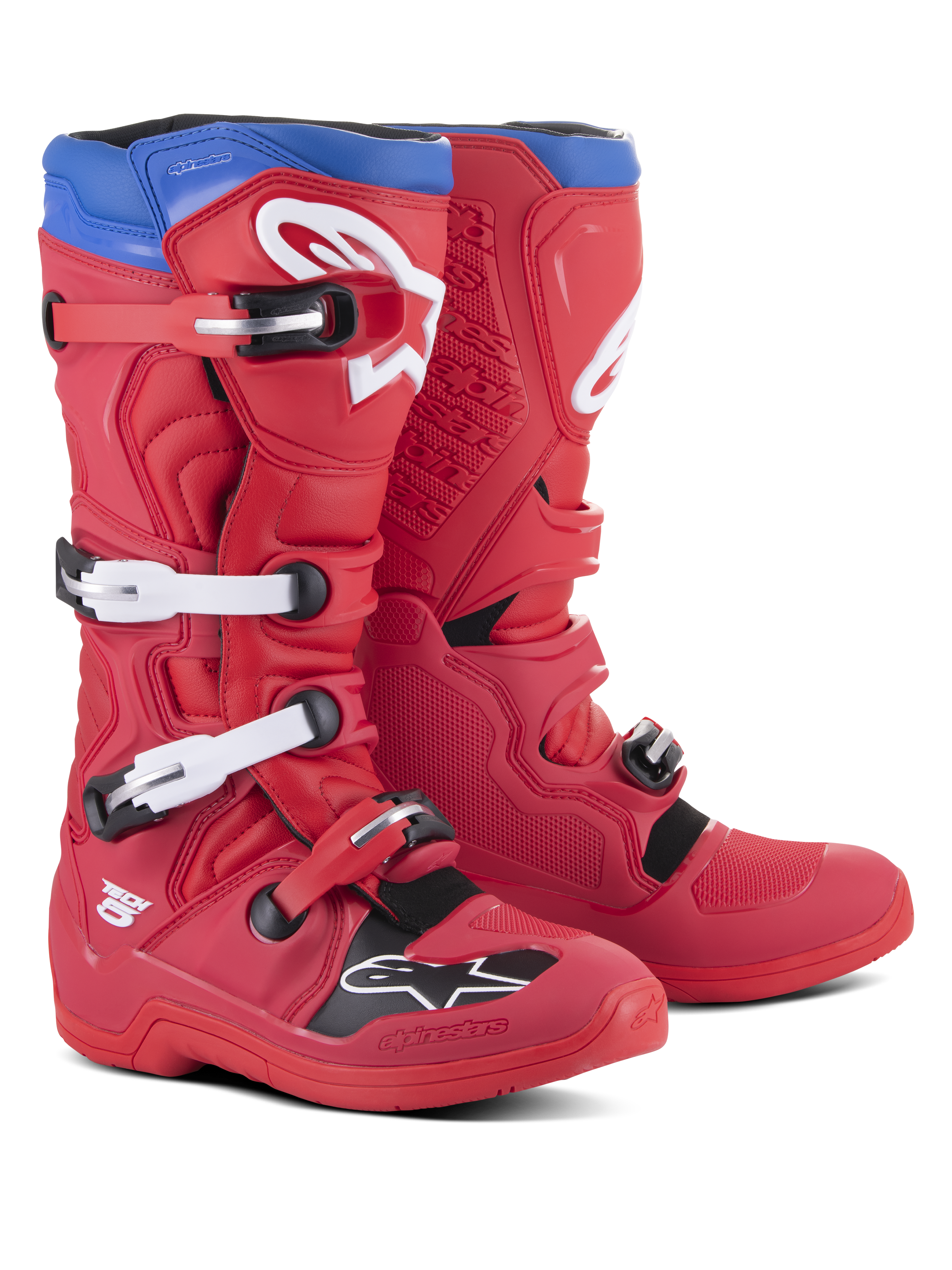 Alpinestars Tech 5 laarzen, motorcrosslaarzen, helderrood en alpine blauw, voorzien van vier witte verstelbare gespen, wit Alpinestars-logo op de scheen en neus, blauwe bovenkraag en zwarte beschermingspanelen, ontworpen voor off-road prestaties en duurzaamheid