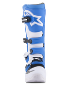 Alpinestars Tech 5 Stiefel, Motocross-Stiefel, Blau und Weiß, Vorderansicht, mit Vier-Schnallen-Verschlusssystem, weißem Alpinestars Stern-Logo auf der blauen Schienbeinplatte und strapazierfähigem Mikrofaser-Chassis mit verstärktem weißem Zehenbereich.