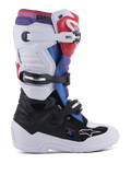 Alpinestars Youth Tech 7S motorlaarzen, motorcrosslaarzen voor jonge rijders, wit en zwart met rode, blauwe en paarse accenten, voorzien van een drievoudig gespsluitingssysteem, beschermende TPU-panelen en een duurzame dikke witte zool